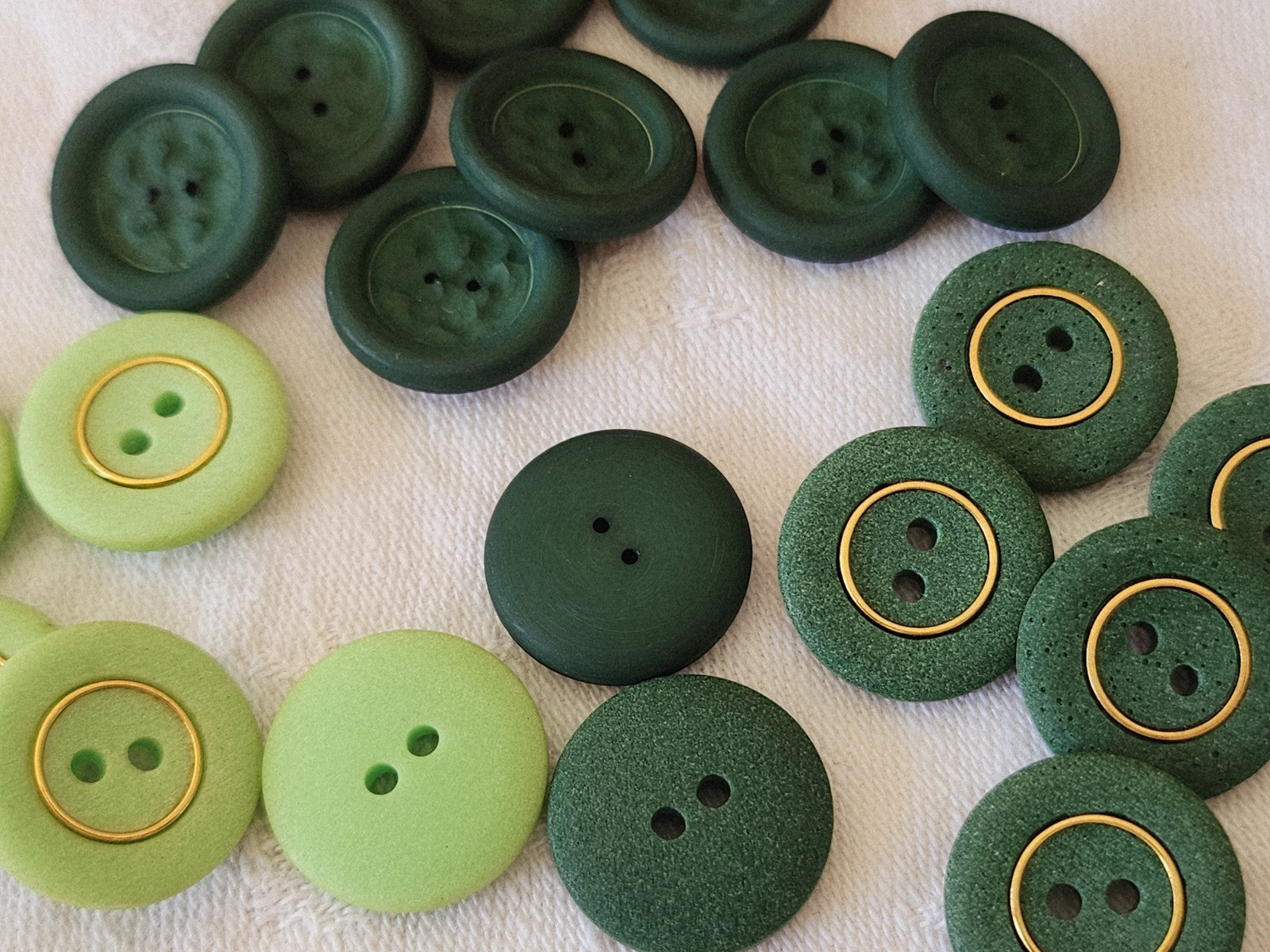Lot 20 boutons vintage vert  mat trois series trous 1,7 cm ref 3888