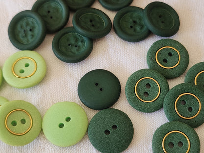 Lot 20 boutons vintage vert  mat trois series trous 1,7 cm ref 3888