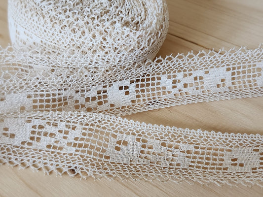 Dentelle ancienne grande longueur  8m 30 sur 3 cm B8