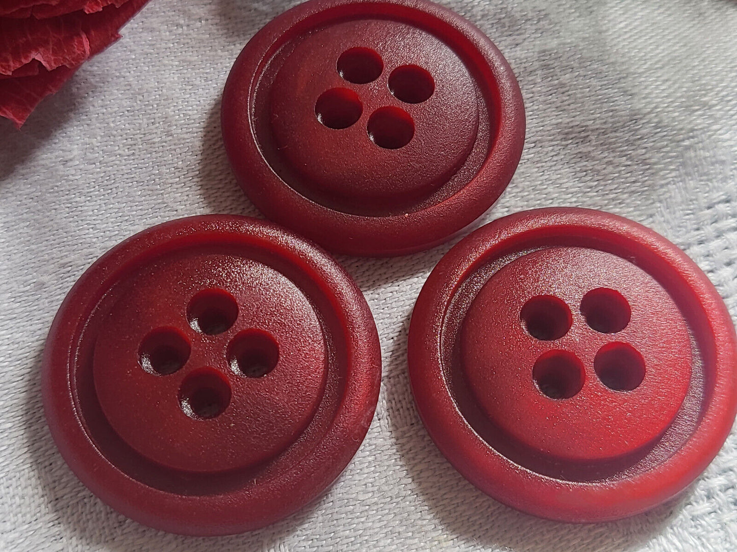 Trio gros boutons vintage rouge à trou mat 3 cm ref 5392