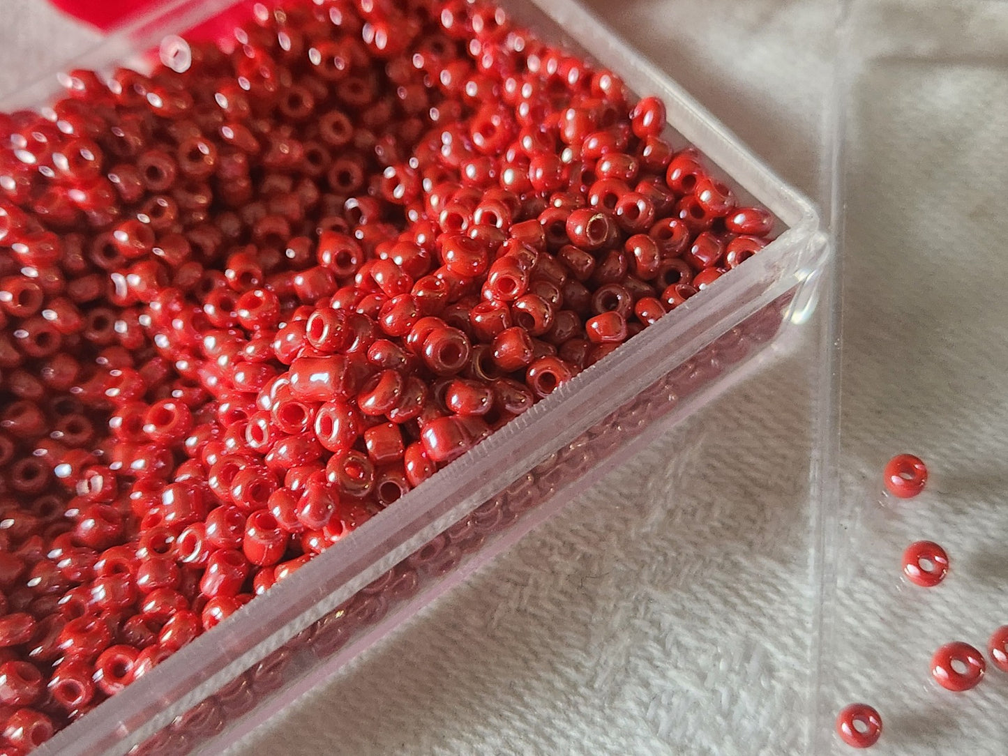 Lot environ 22 grammes de perles de rocaille rouge satiné  n°20