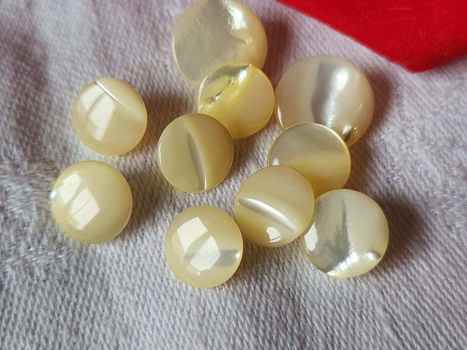 Lot 10 boutons anciens en nacre jaune/ beige panaché  1 à 1 ,3 cm ref 2213
