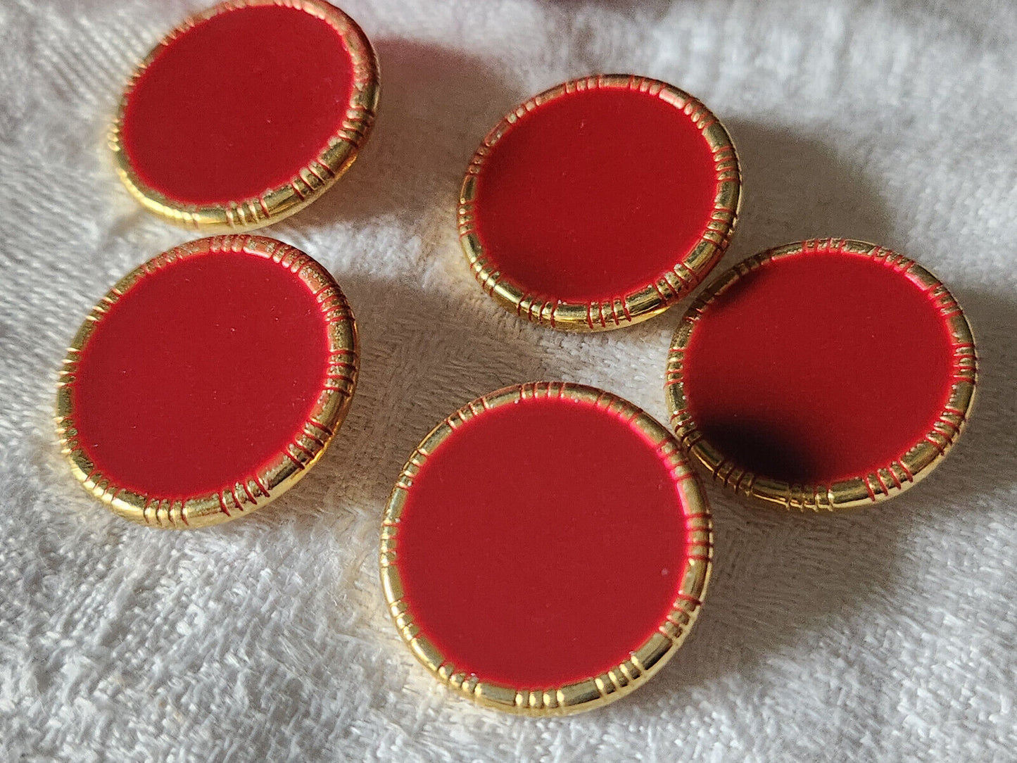 Lot 5 boutons vintage en métal doré rouge à pied  2 cm ref 2817