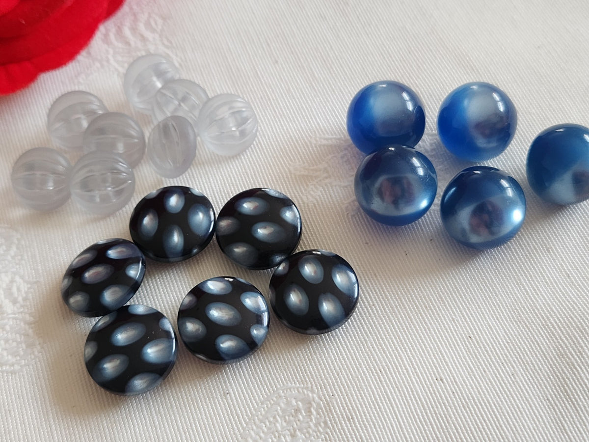 Lot 19 boutons vintage bleu 3 séries 1,1 cm à 1,4 cm à pied ref 6371