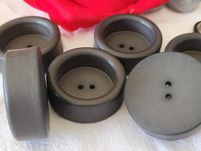 Lot 6 énormes boutons vintage gris mat foncé trés haut 3,4 cm ref 3895