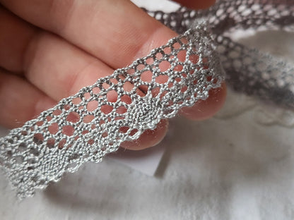 Dentelle vintage gris / grise  coton 3 métres sur 1,7 cm A3