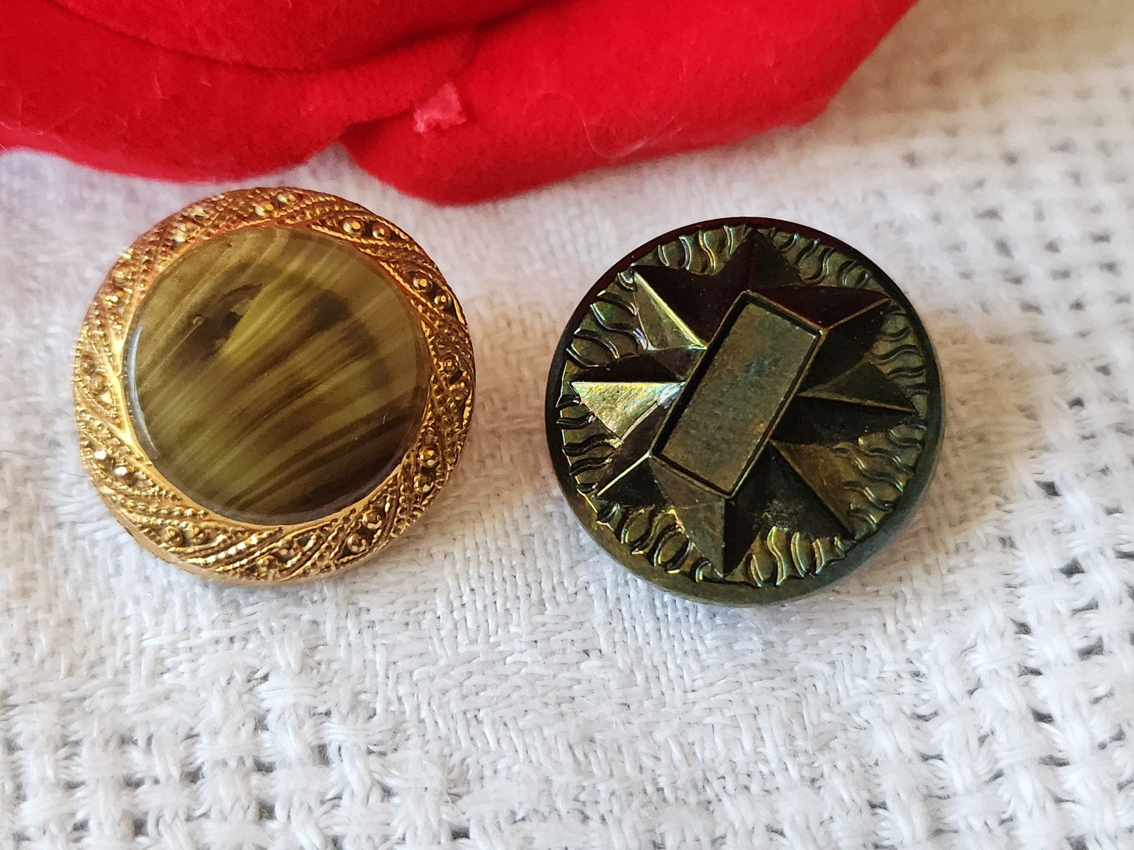 Duo boutons anciens en verre vintage vert  travaillé 1,8 cm D18D
