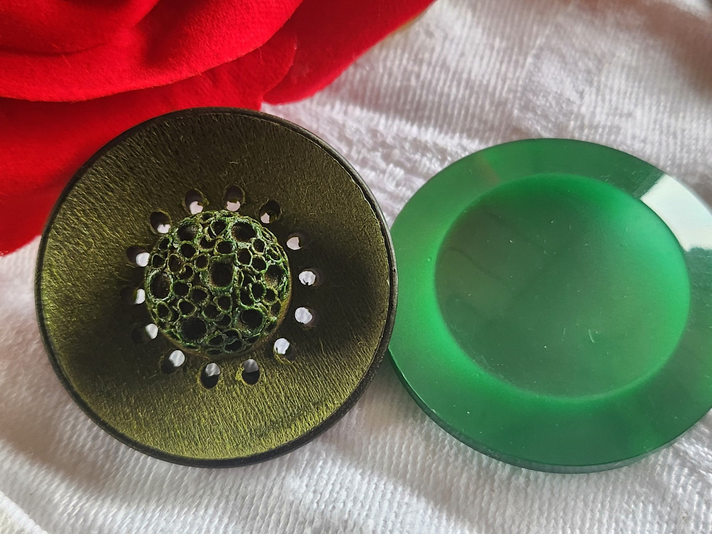 Duo  gros boutons vintage  à pied  vert 3,3 et 3,5 cm ref 2300