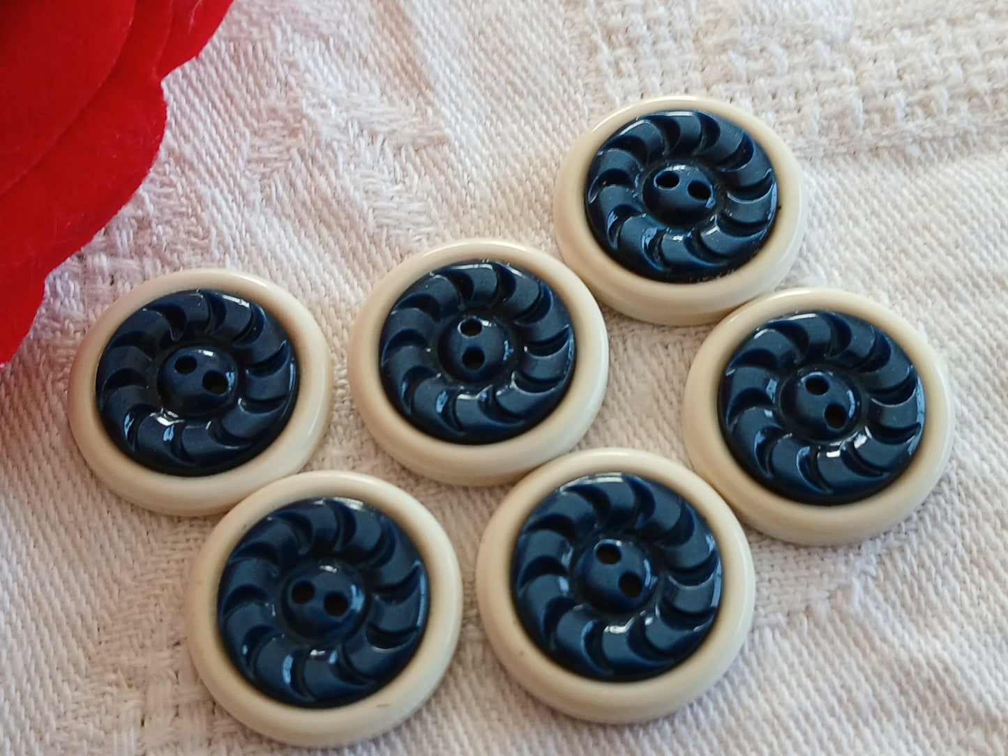 Lot 6 boutons anciens bicolore creme bleu trous 1,8 cm ciselé ref 6455