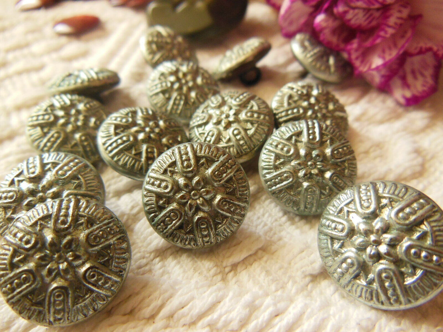 Lot 6 boutons anciens métal gris bleuté série collection fleur 1,3 cm ref 935