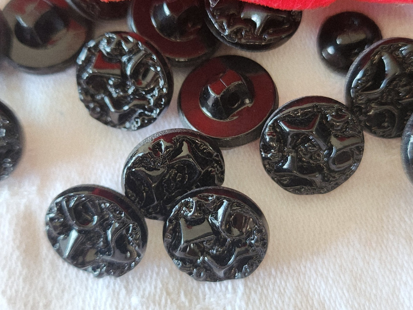 Lot 6 boutons anciens en verre noir travaillé vintage pied 1,3 cm ref 3852