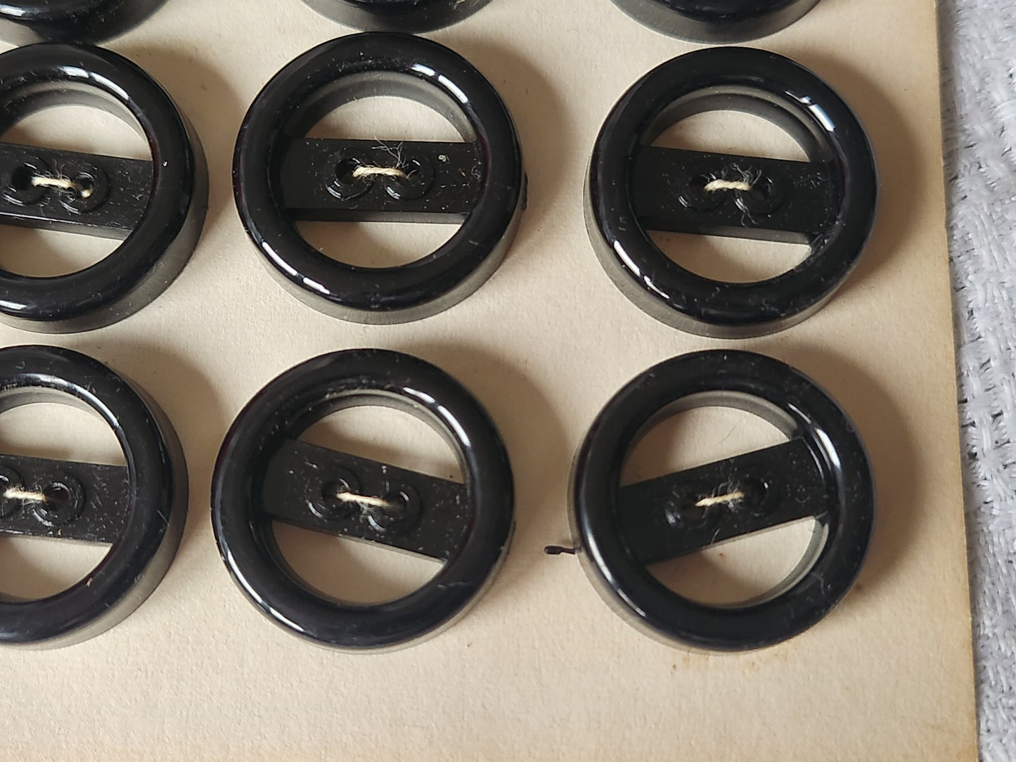 Plaque lot 24  boutons vintage noir ajouré 2,2 cm