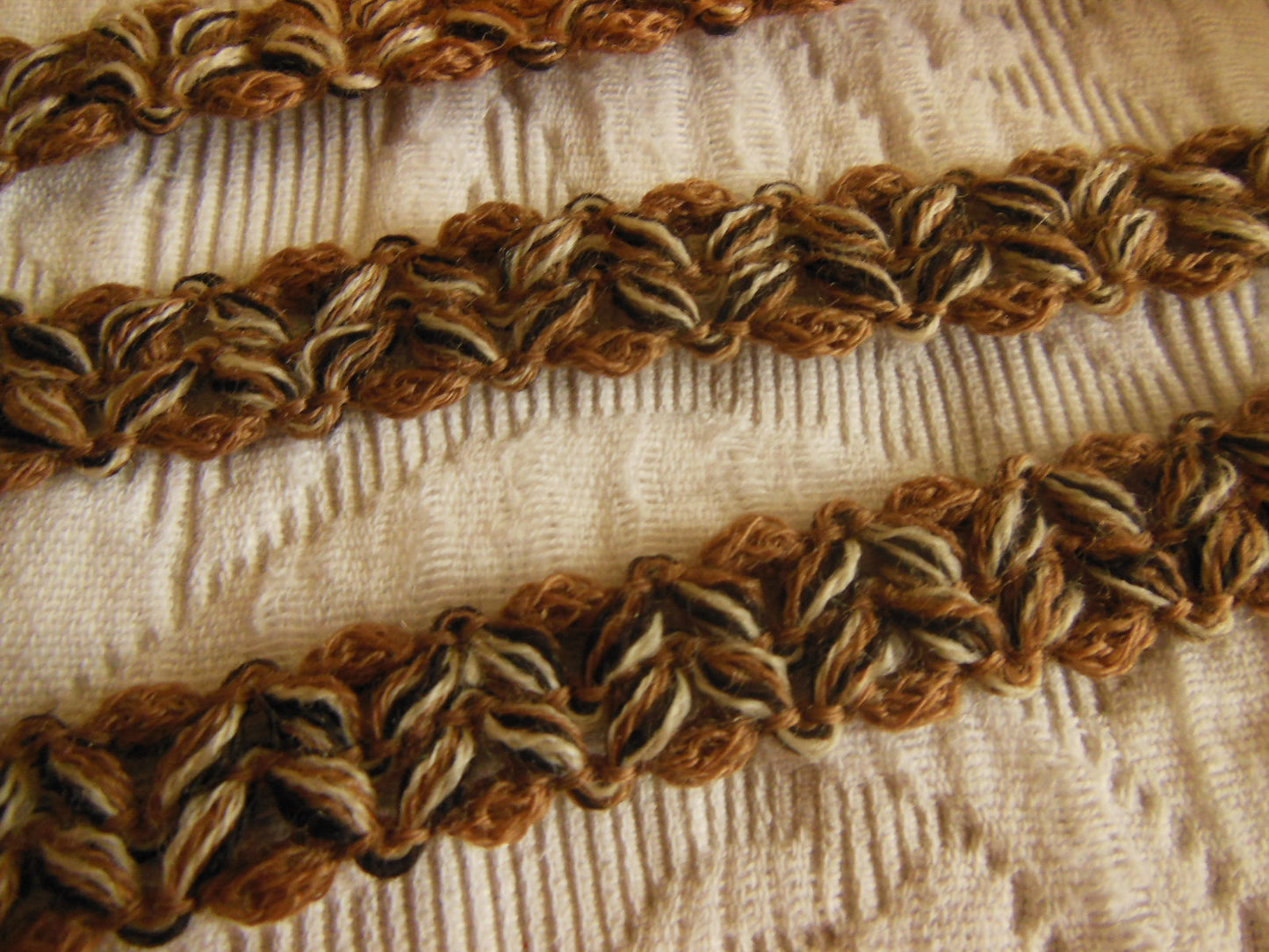 Galon ancien vintage camaïeu marron blanc ajouré 3 mètres sur 1,5 cm A2 