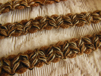 Galon ancien vintage camaïeu marron blanc ajouré 3 mètres sur 1,5 cm A2 