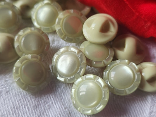 Lot 15 boutons vintage vert  lumineux travaillé pied 1,2 cm ref 3048