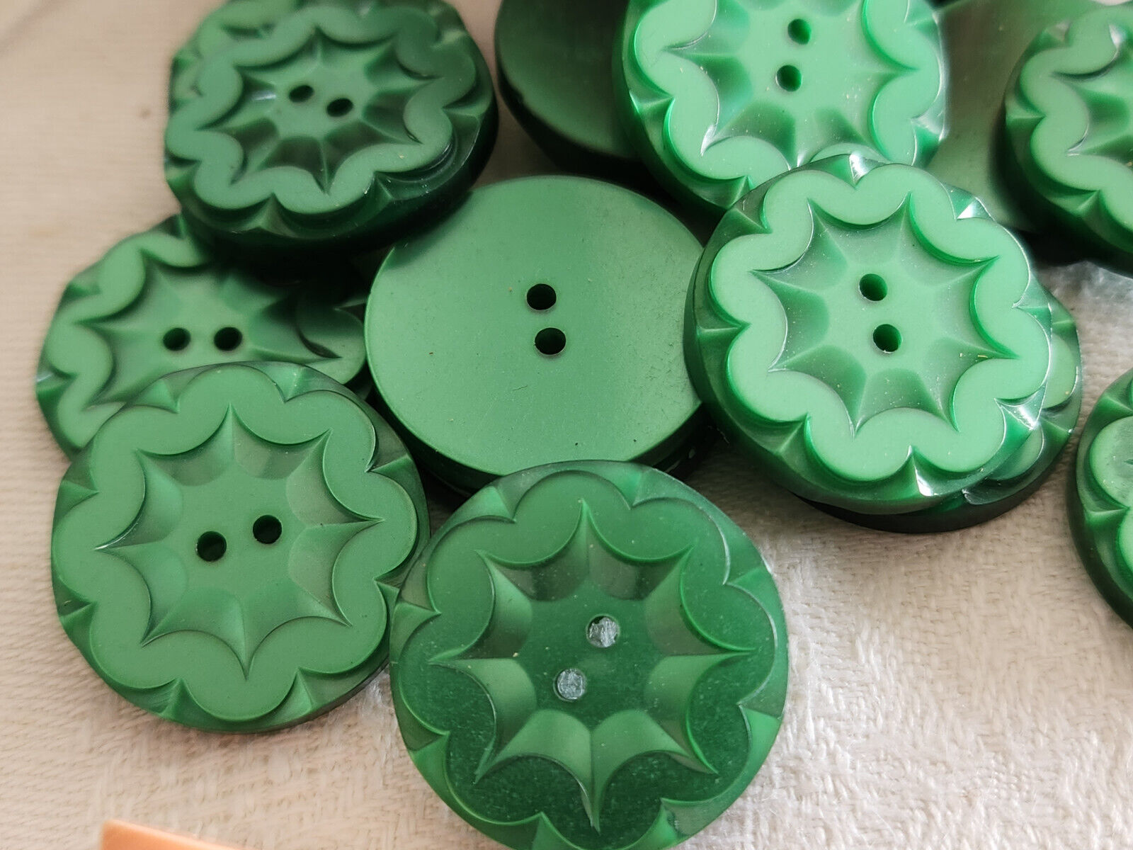 Lot 7 boutons vintage vert lumineux motif en relief 2,1 cm ref 1918