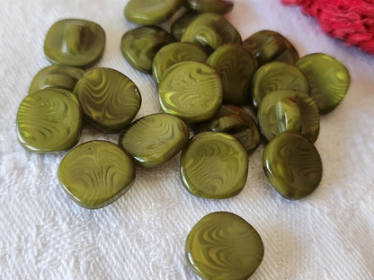 Lot 21 petits  boutons vintage vert lumineux à pied 1,1 cm ref 5226