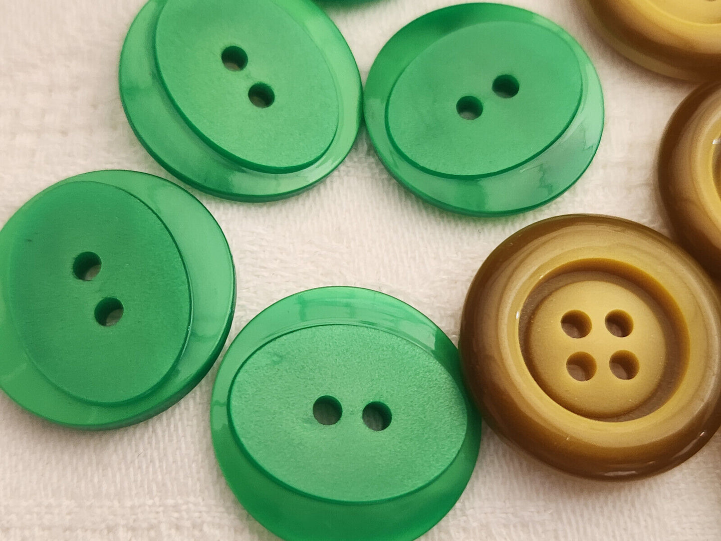 Lot 15 boutons vintage vert  3 series trous 2,1 et 2,2  cm ref 228