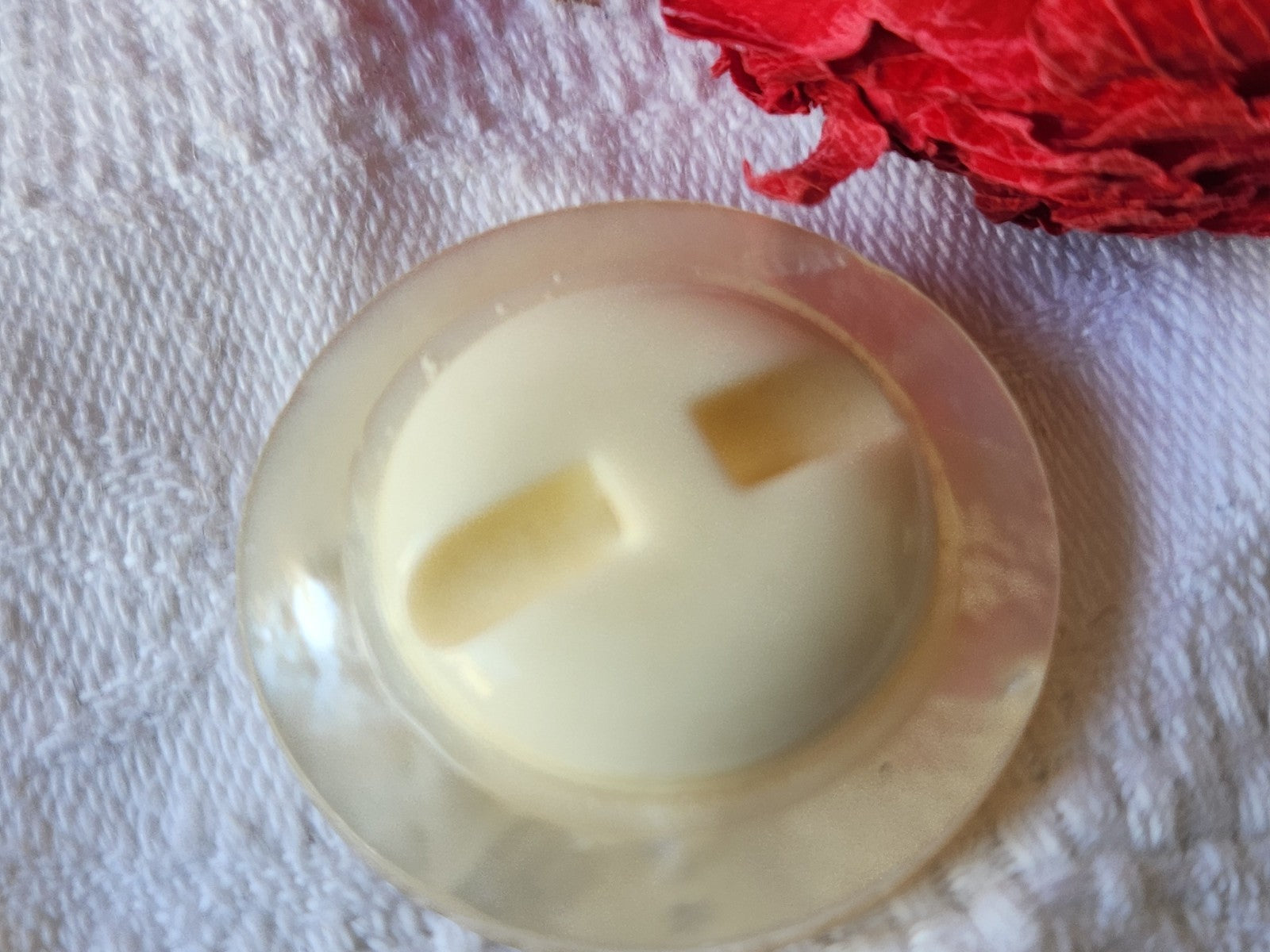 Gros bouton ancien en nacre épais joli blanc laiteux  à pied 3 cm G14K