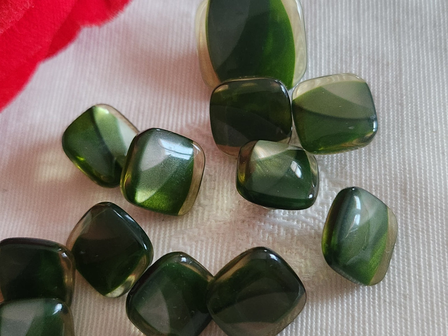 Lot 11 boutons vintage vert petits  1 cm (10) et 1,5 cm (1) ref 6393