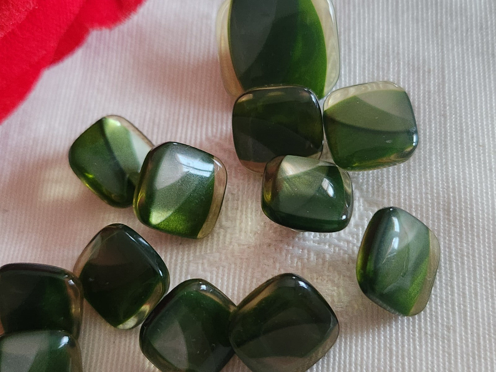 Lot 11 boutons vintage vert petits  1 cm (10) et 1,5 cm (1) ref 6393