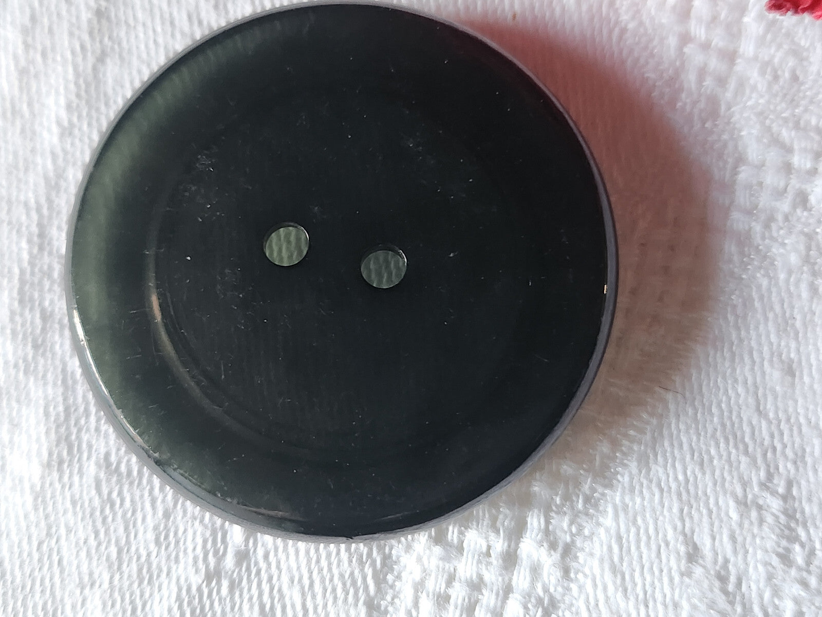 Enorme bouton vinntage vert transparent trous 4,3 cm ref 1623