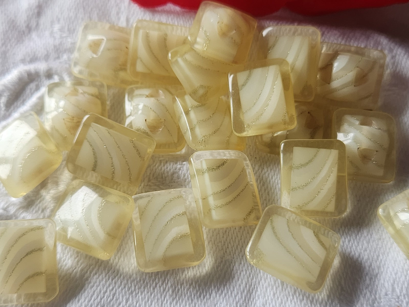 Lot 10 boutons vintage créme blanc  inclusion 1,2  sur 1,4 cm ref 3191