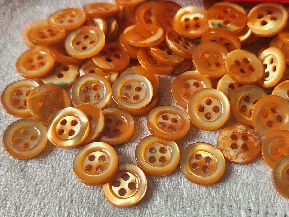 Lot 12 boutons vintage en nacre  orange  4 trous  1,1 cm ref 3188