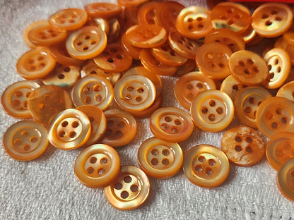 Lot 12 boutons vintage en nacre  orange  4 trous  1,1 cm ref 3188