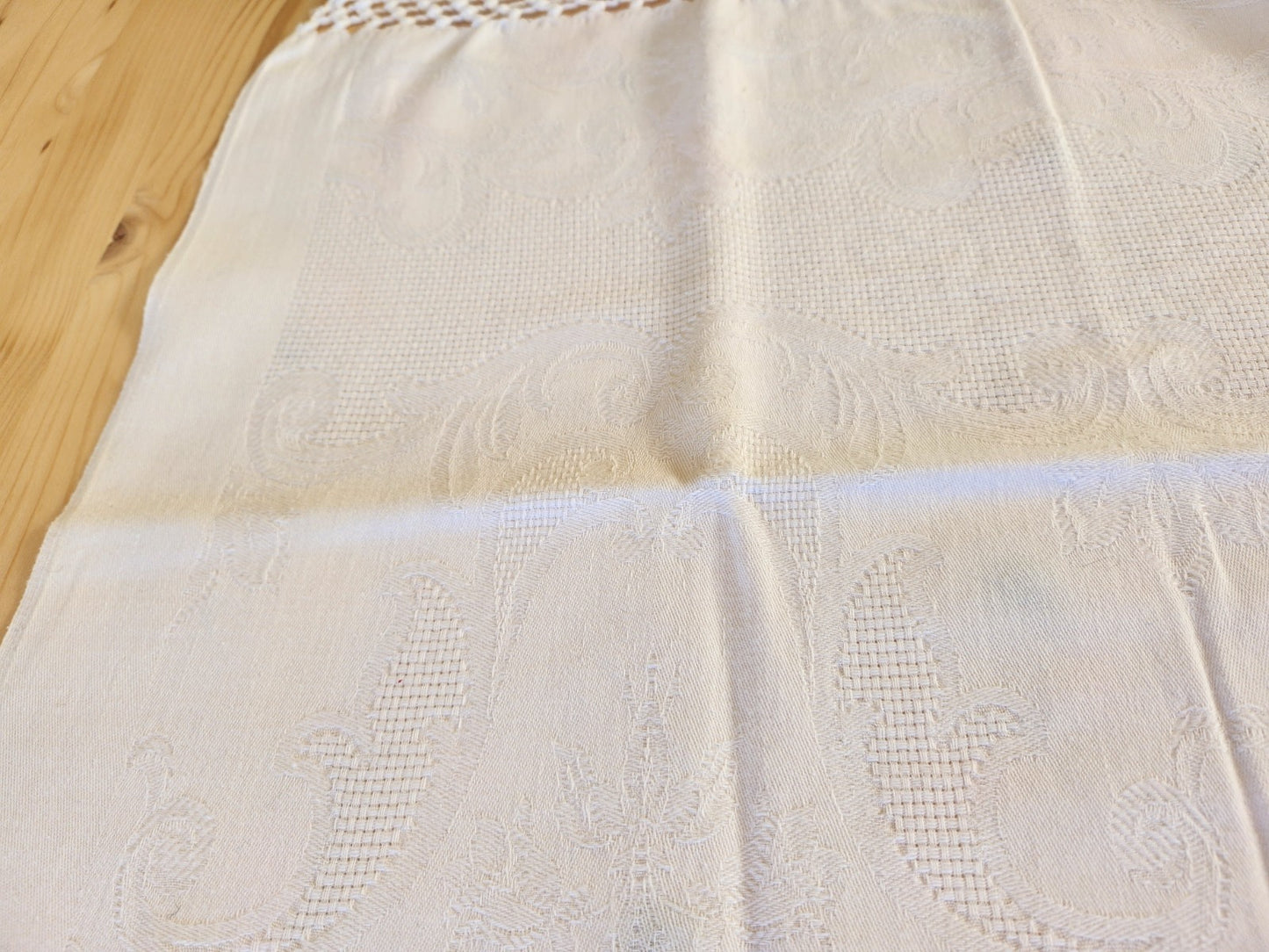 Ancien cache torchon ou serviette frangée blanc damassée B6