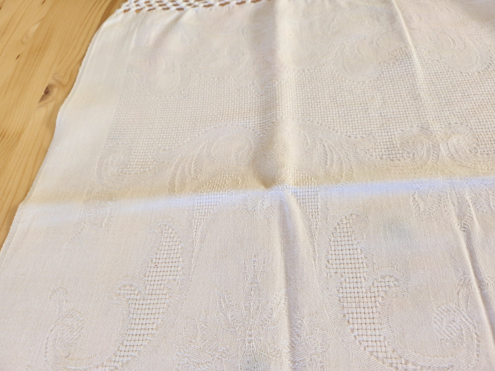 Ancien cache torchon ou serviette frangée blanc damassée B6