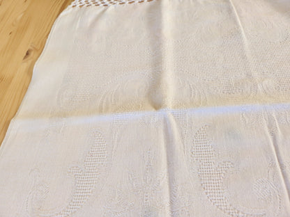 Ancien cache torchon ou serviette frangée blanc damassée B6