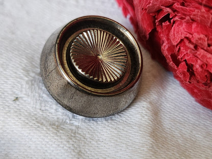 Gros bouton anciien en verre argenté haut 2,2 cm pied D13K