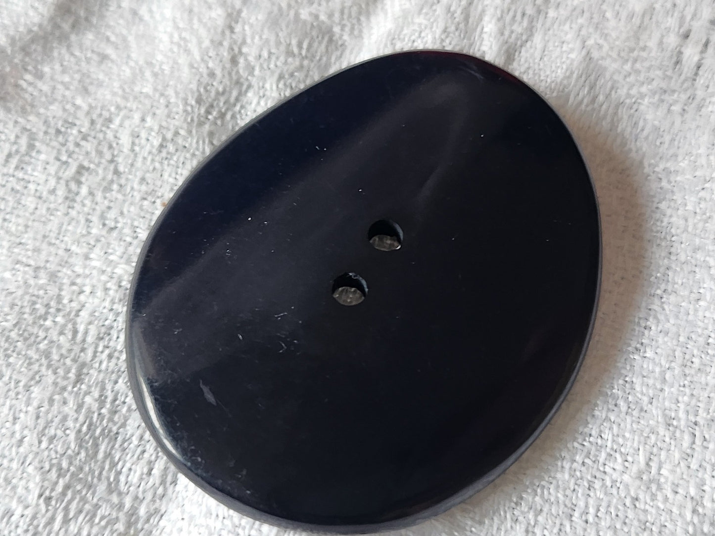 Enorme bouton ovale cambré parurier bleu 4,5  cm sur 3,9 cm ref 5912