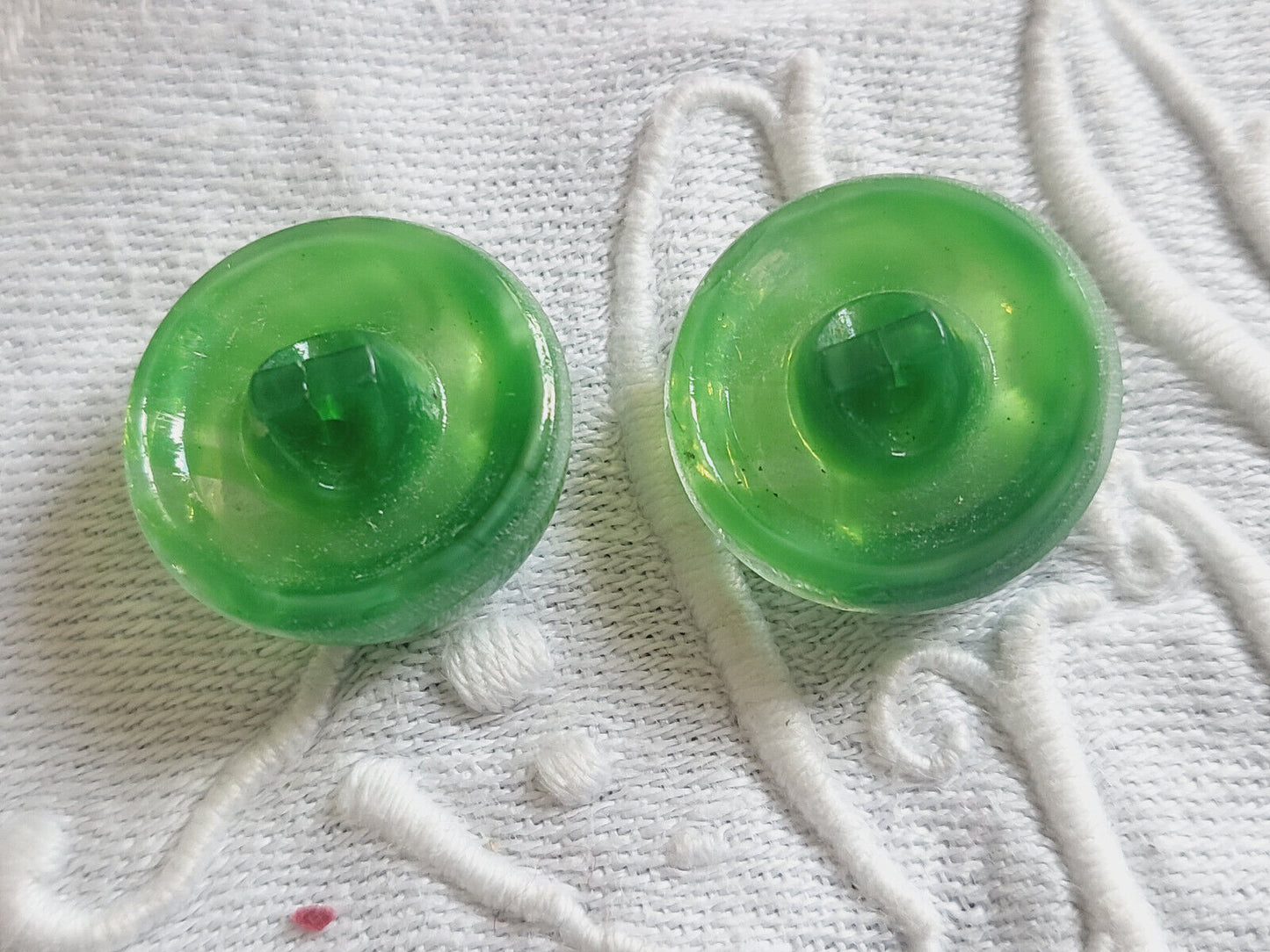 Duo boutons anciens en verre laiteux vert  diamètre 1,7 cm  vintage D11T