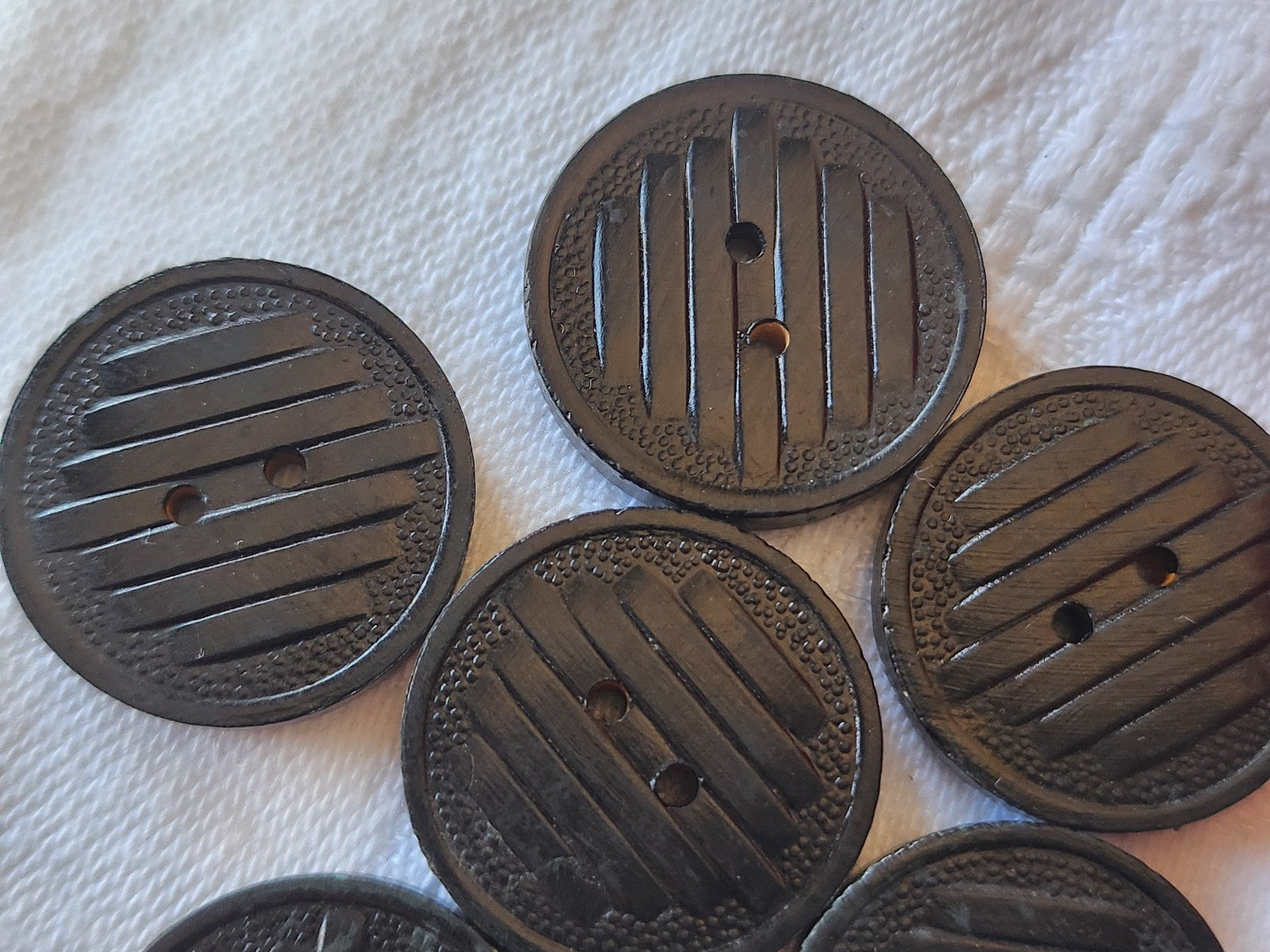 Lot 6 boutons anciens en bois  noir à trous 2,1 cm ref 4950