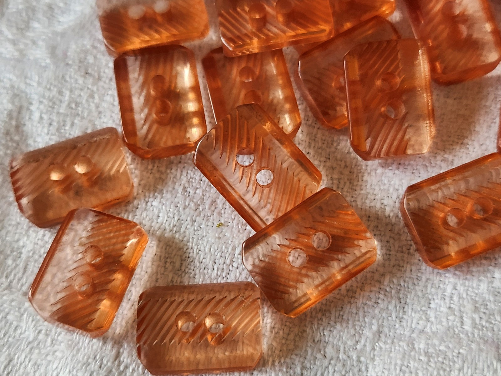 Lot 16 boutons vintage  orange rectangle trous 1,1 sur 1,5 cm ref 461
