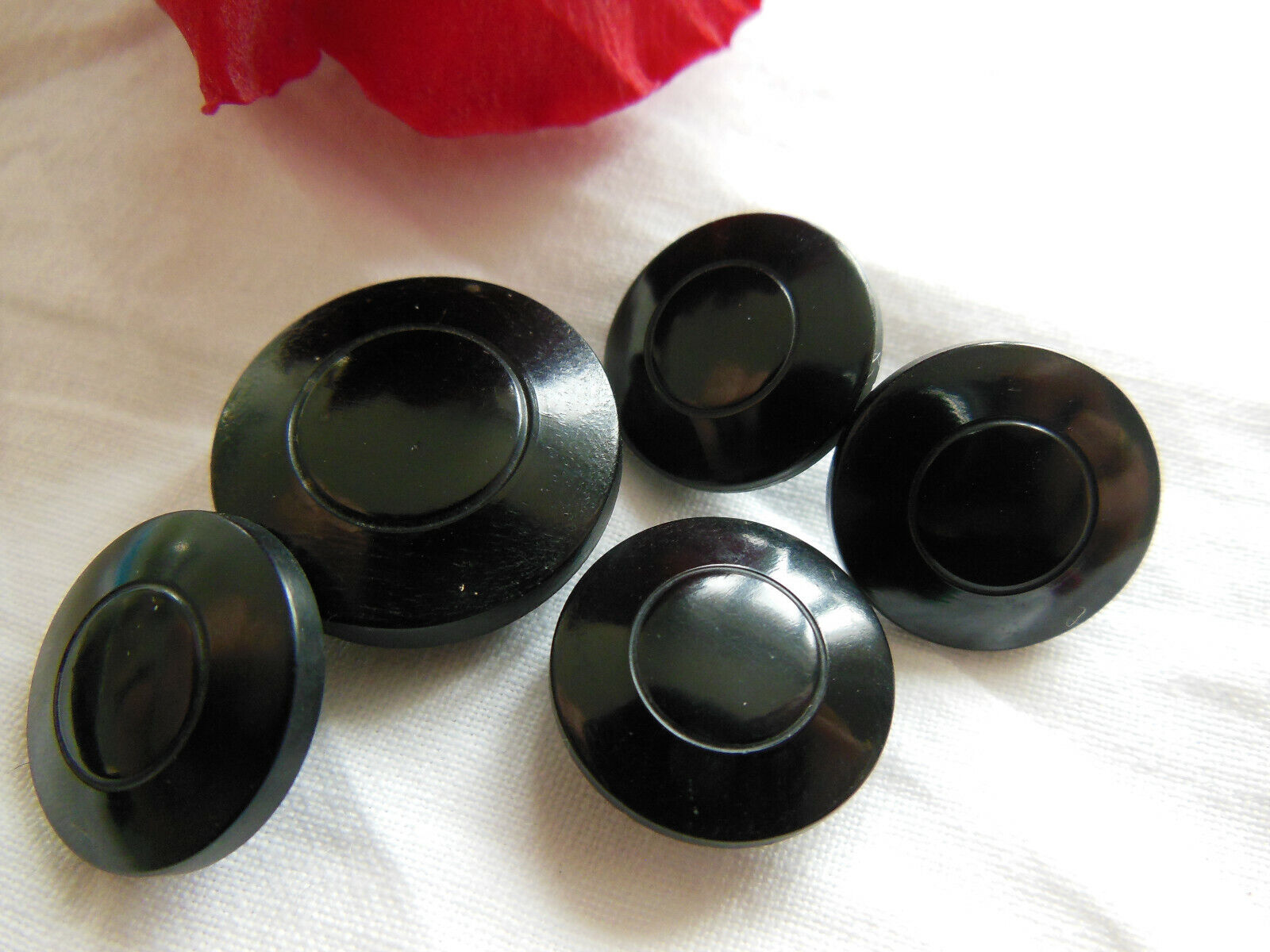 Lot 5 boutons anciens noir à pied diamètre  1,5 et 2 cm G14C