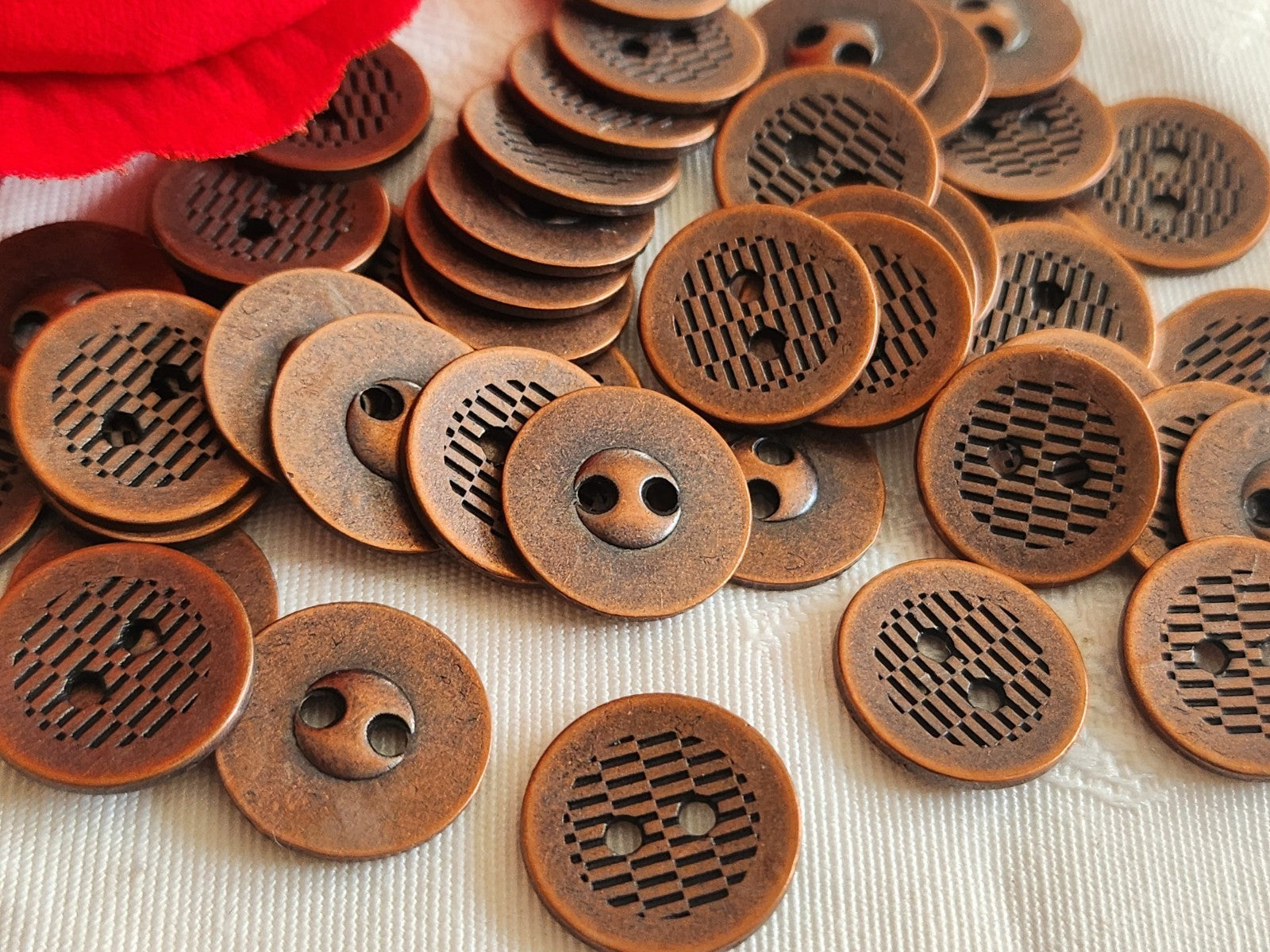 Lot 30  boutons en métal cuivré à trous 1,5 cm ou 15 mm ref 6374