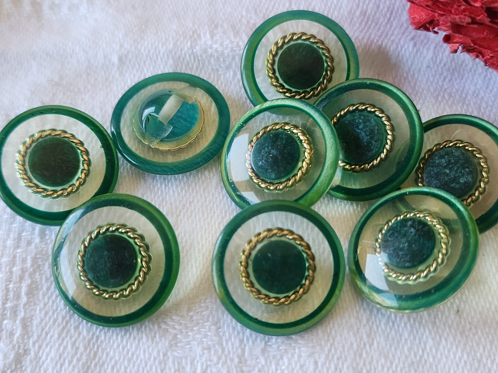 Lot 8 boutons vintage à pied vert inclusion 1,7 cm ref 4962
