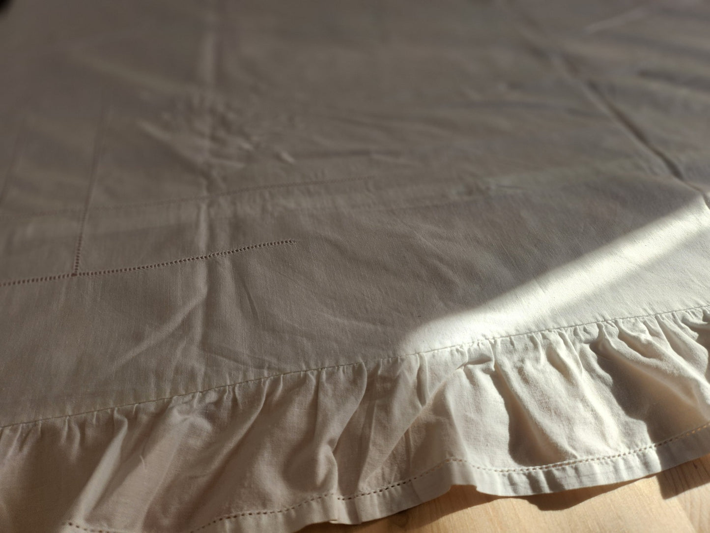 Ancienne housse d'édredon broderie froufrou petit jour B6