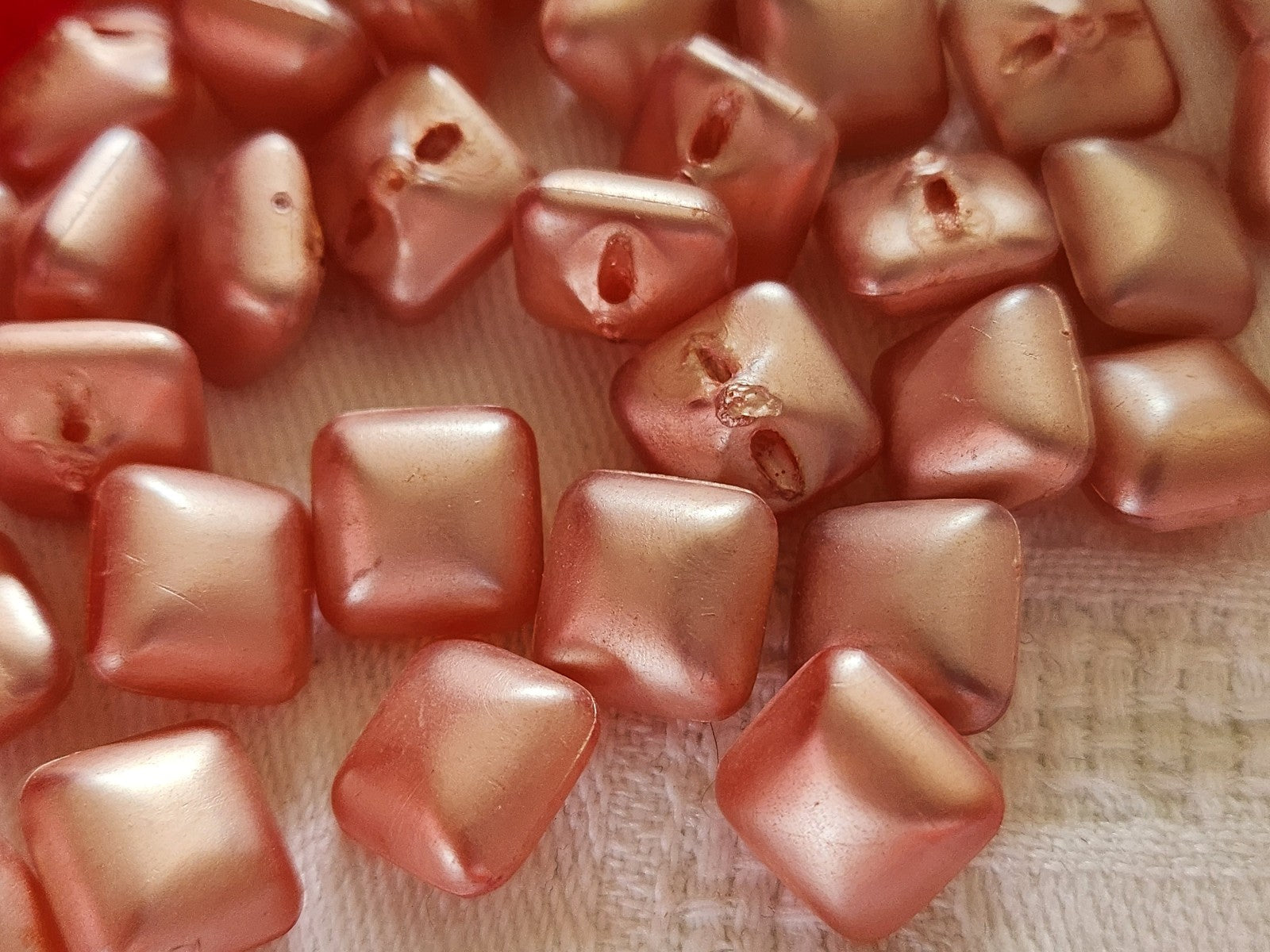 Lot 15 mini boutons vintage rose nacrés plastique pied carré 1 cm ref 2090
