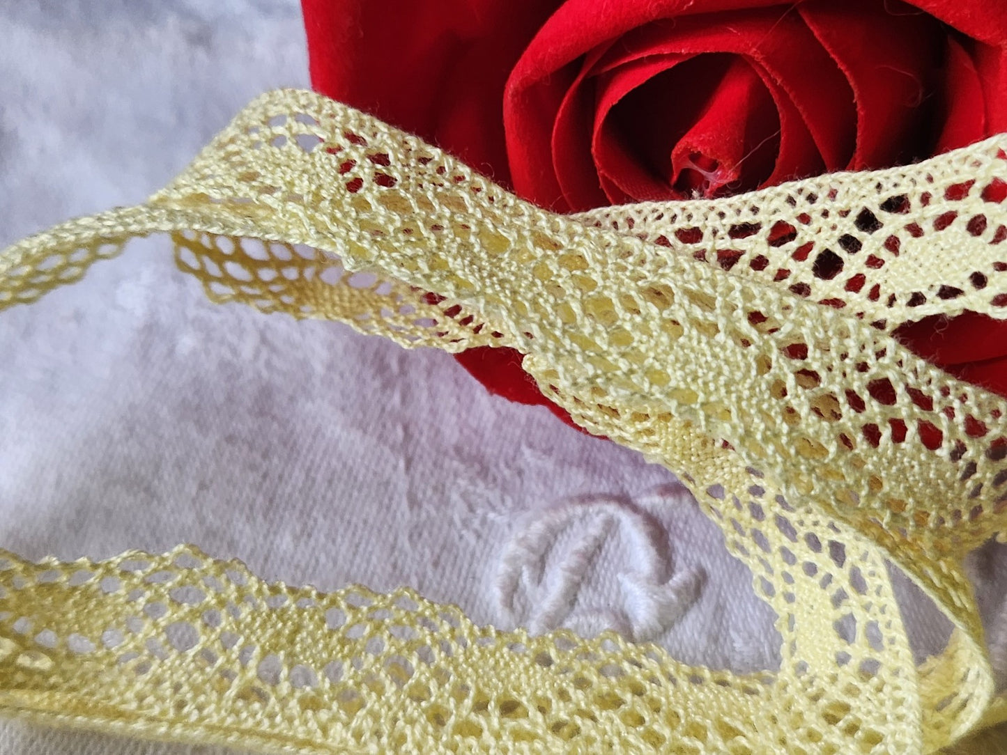 Dentelle vintage jaune  coton 3 métres sur 1,5 cm A6