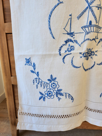 Ancien cache torchon blanc broderie bleu moulin superbe 54 cm sur 120 cm B8