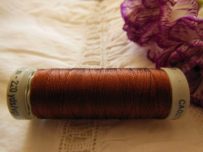 Bobine fil  à broder Gutermann 200 m Marron lumineux  col 2100 couture 