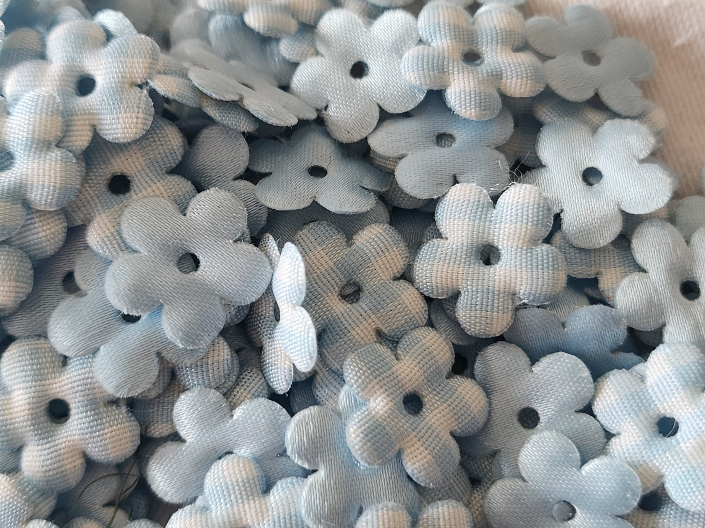 Lot  50 fleurs bleu carreau   tissu customisation 1,5 cm  embellissement T2