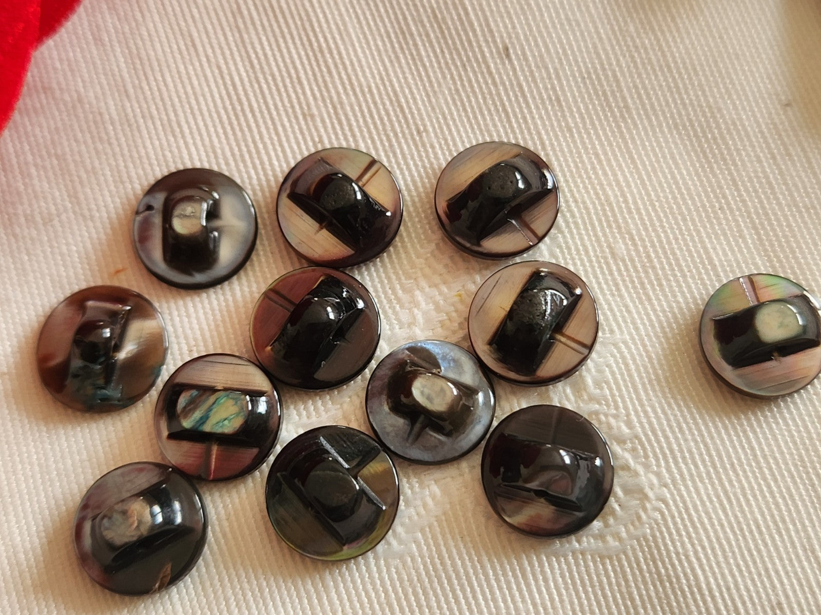 Lot 11 boutons anciens en nacre gris marron  panaché 0,9 cm ref 6334