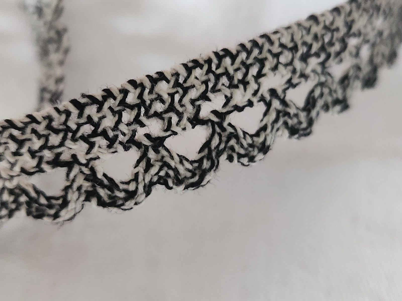 Dentelle vintage blanc noir  coton 3 métres sur 1,4 cm A6