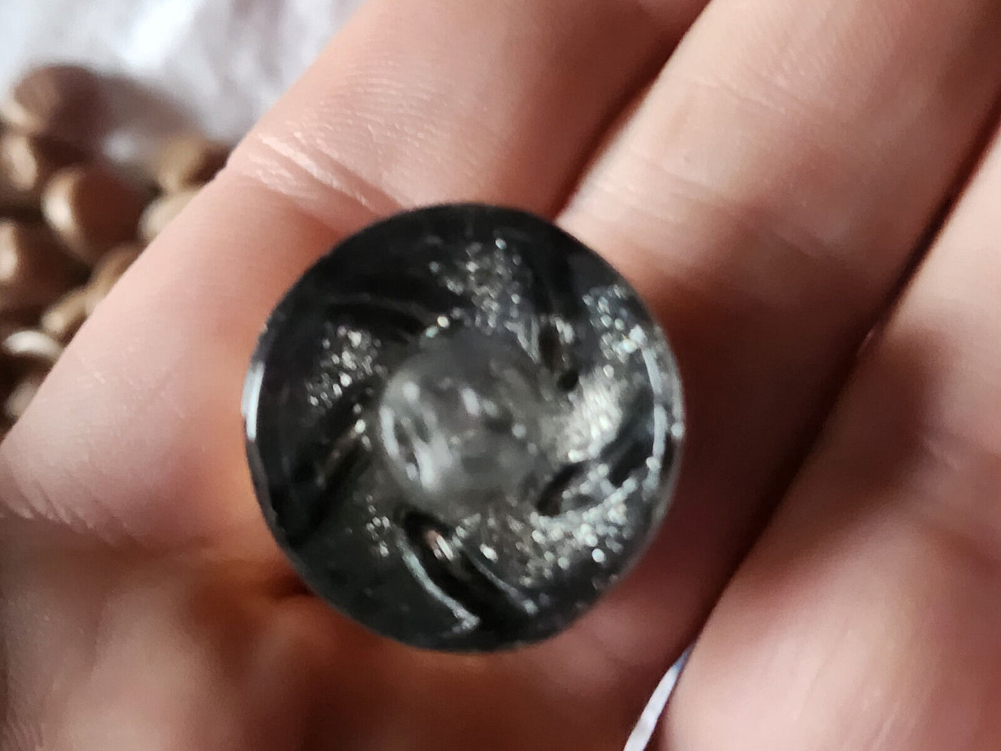 Gros bouton ancien en verre doré bombé à pied 2,2 cm D19F
