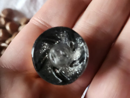 Gros bouton ancien en verre doré bombé à pied 2,2 cm D19F